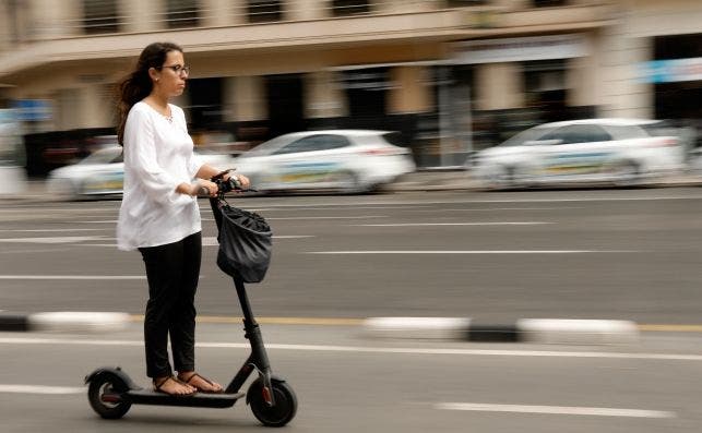 Xiaomi prepara pedidos masivos del patinete que se agotó en toda España. En la imagen, una usuaria circula con un monopatín de Xiaomi. 