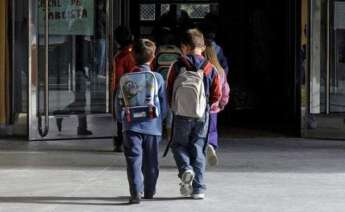 Los niños entrando en la escuela