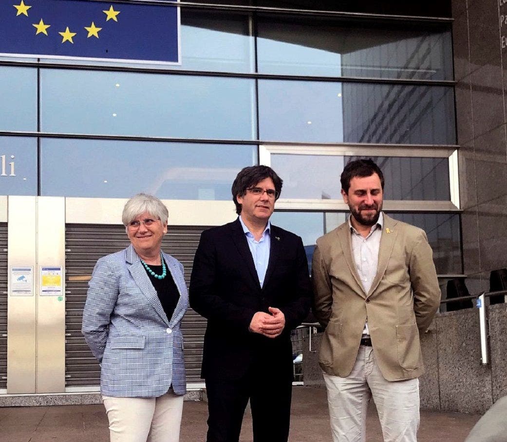 La exconsejera de Enseñanza, Clara Ponsatí, junto con el expresidente catalán Carles Puigdemont y el exconsejero de Salud, Toni Comín, en Bruselas, el 26 de mayo de 2019 | EFE/LM/Archivo