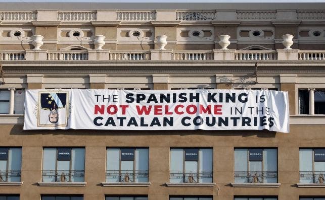 Pancarta contra el Rey Felipe VI en la Plaza de Cataluña, en Barcelona, con motivo del aniversario de los atentados del 16 de agosto. 