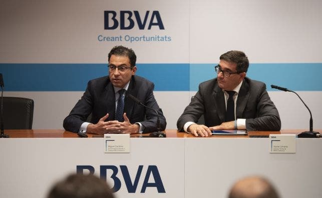 Miguel Cardoso, economista jefe para Espala de BBVA Research, y Xavier Llinares, director territorial de BBVA en Cataluña, durante la presentación del informe Situación Cataluña.