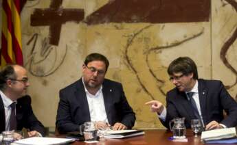 Carles Puigdemont, Oriol Junqueras, y Jordi Turull en una imagen de archivo de una reunión semanal del gobierno catalán./ EFE