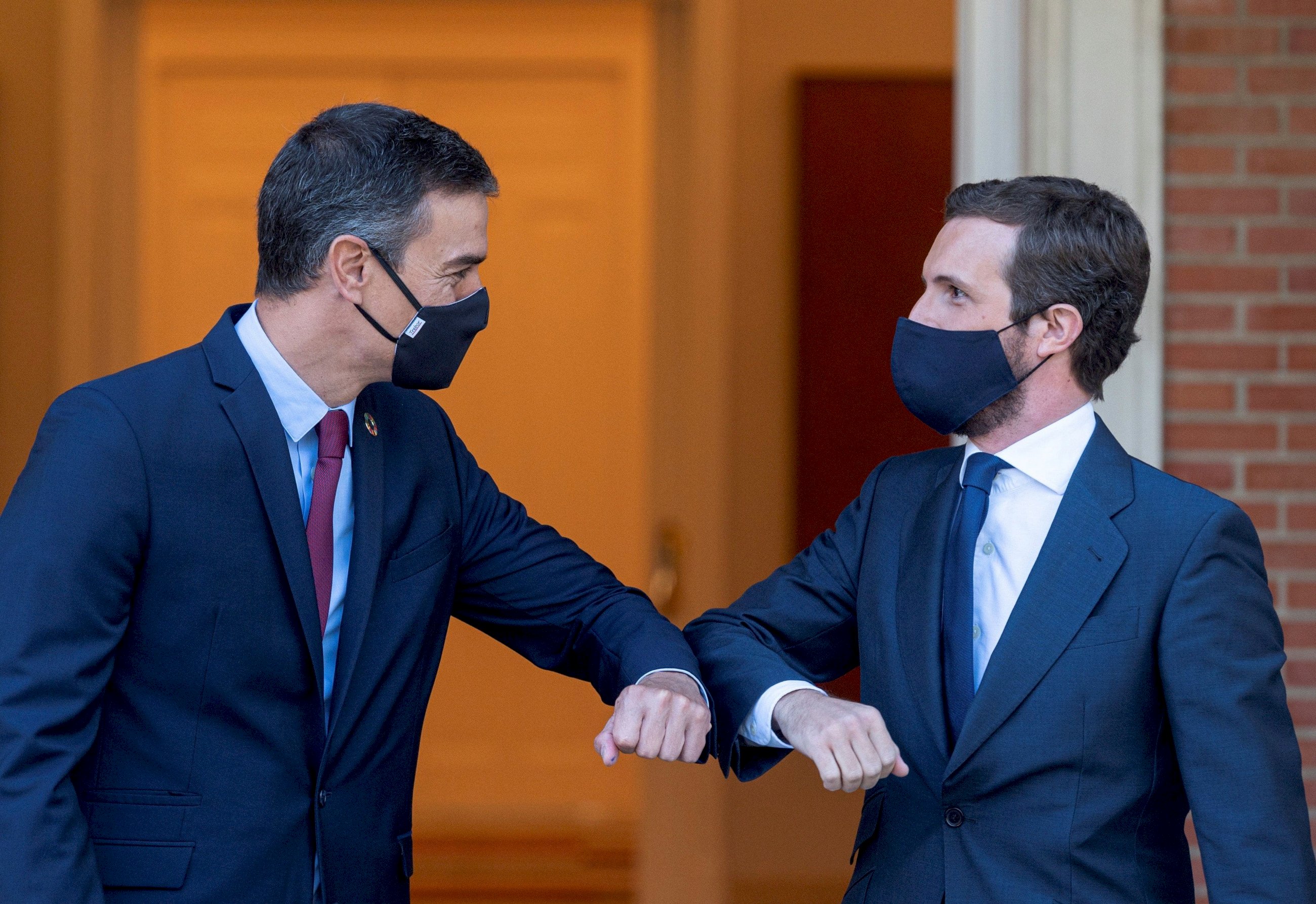 El PSOE y el PP han pactado repartirse con Unidas Podemos y el PNV el consejo de administración de RTVE. En la imagen, Pedro Sánchez y Pablo Casado antes de una reunión en La Moncloa, el 2 de septiembre de 2020 | EFE/FV/Archivo