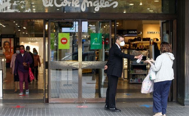 El Corte Inglés negocia con los sindicatos la aplicación del ERTE en todas las comunidades que se vean afectadas por las restricciones, como Asturias./ EFE