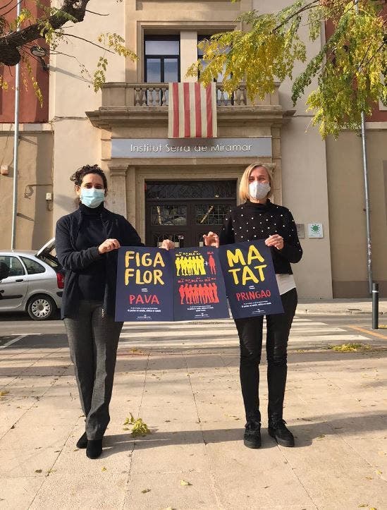 Para la promoción, algunos concejales han sostenido carteles en los que se puede leer “Cara Llot = gilipollas”, “Figa flor= pava” o “Mamat= pringao"