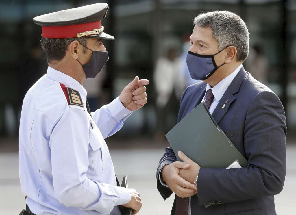 El mayor de los Mossos, Josep Lluís Trapero, junto al conseller de Interior, Miquel Sàmper / EFE