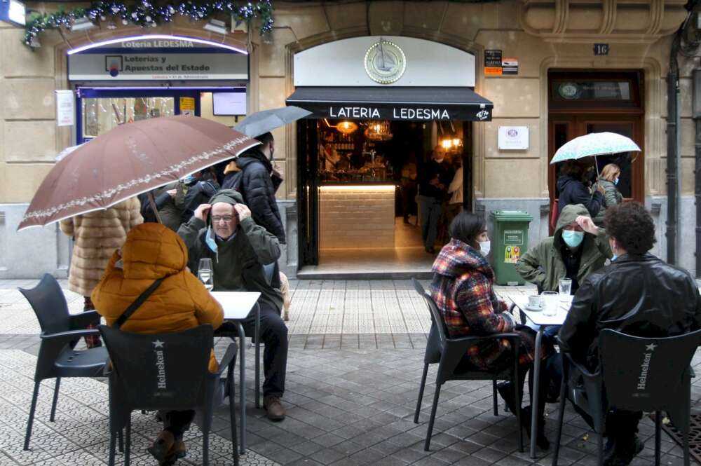 Varios clientes toman el aperitivo en un bar de Bilbao este sábado, día que entran en vigor las nuevas medidas establecidas por el Gobierno Vasco para controlar la covid en Euskadi./ EFE