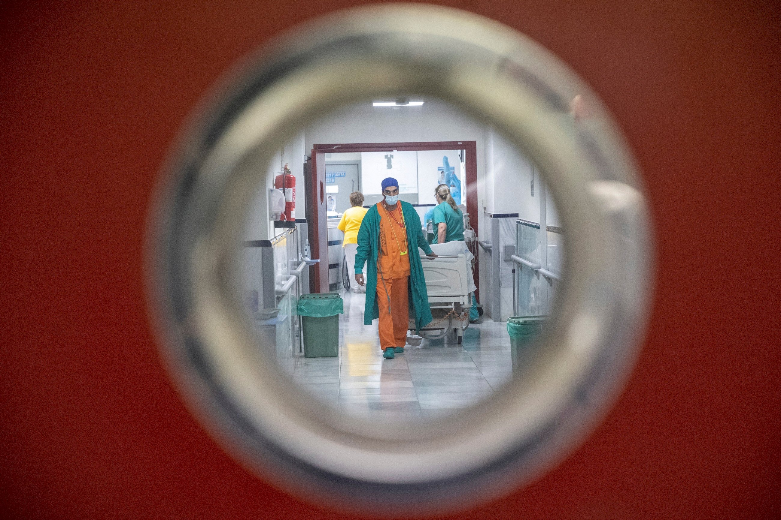 Personal sanitario en una planta del Hospital Gregorio Marañón, en Madrid. El Servicio de Microbiología y Enfermedades Infecciosas del centro descubrió el primer caso de reinfección de coronavirus en España | EFE/RJ/Archivo