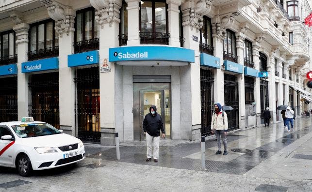 Una oficina del Banc Sabadell en una calle de Madrid, banco que pretende continuar en solitario tras el fracaso de fusión con el BBVA / EFE