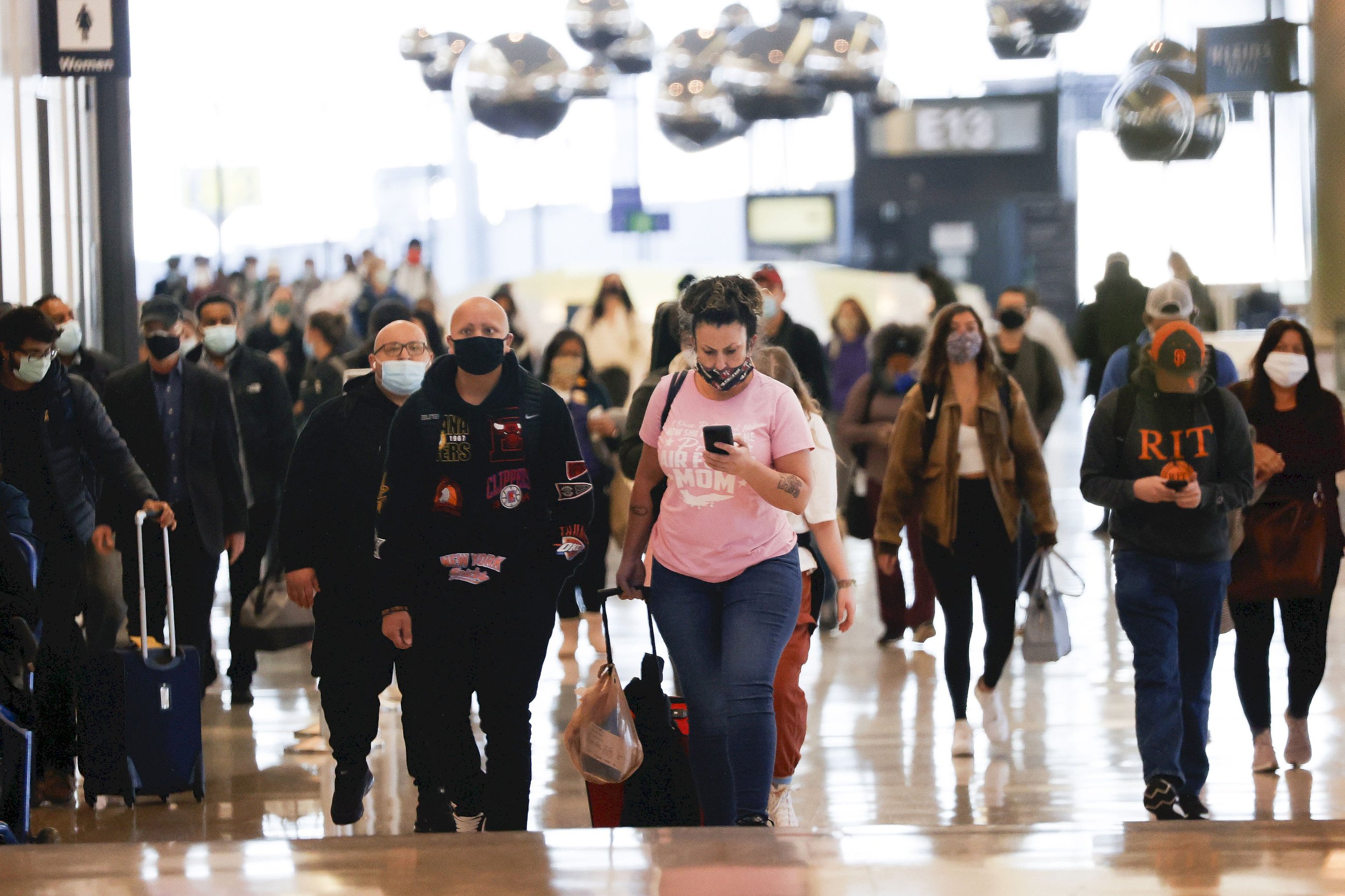 El Aeropuerto de San Francisco antes del fin de semana de Acción de Gracias, el 25 de noviembre de 2020. Tras este festivo, los contagios de coronavirus se dispararon a niveles máximos en EEUU | EFE/EPA/JGM/Archivo