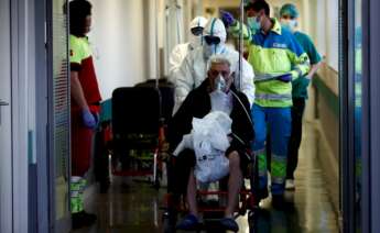 Los servicios de urgencias del hospital Infanta Leonor, en Madrid, atienden a pacientes de coronavirus. EFE