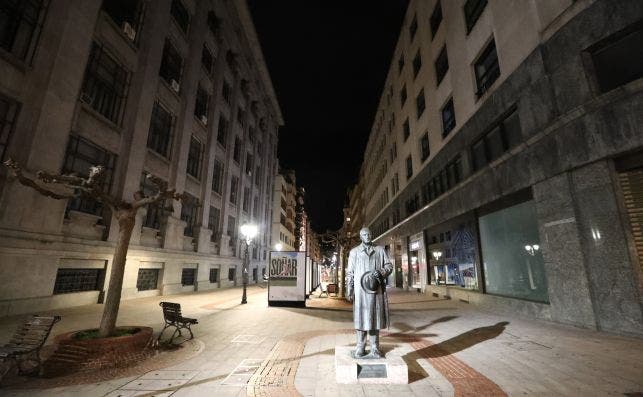 Una calle vacía en Bilbao, País Vasco. La comunidad impuso el cierre perimetral de su territorio el 26 de octubre de 2020 | EFE/LT