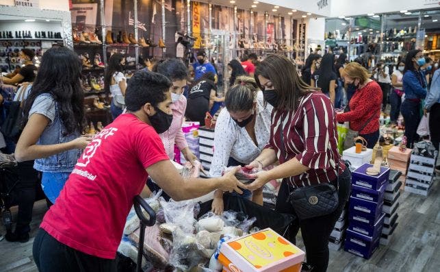  Personas compran en una tienda con ofertas por Black Friday./ EFE