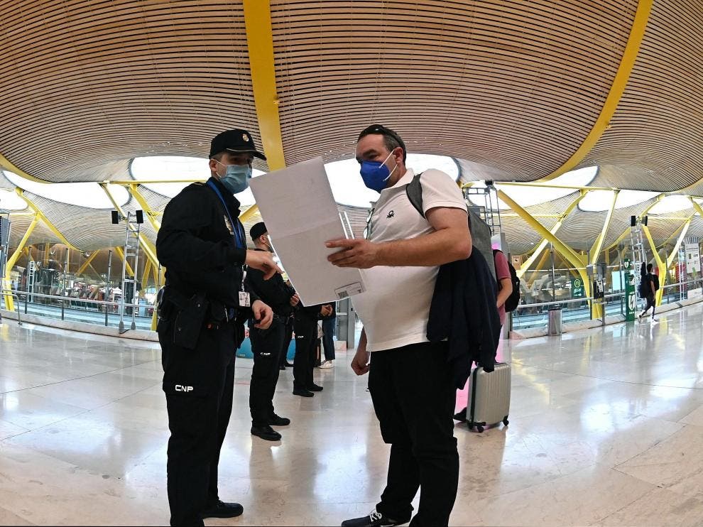 Agentes de la Policía Nacional controlan el acceso a la T-4 del Aeropuerto Adolfo Suárez Madrid-Barajas. EFE/Fernando Villar/Archivo