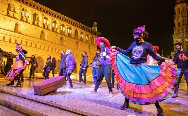 Varias asociaciones de empresarios de eventos y espectáculos participan este viernes en una concentración en la Plaza del Pilar de Zaragoza bajo el lema "Alerta de luto" para protestar por el abandono del sector. EFE/ Javier Cebollada