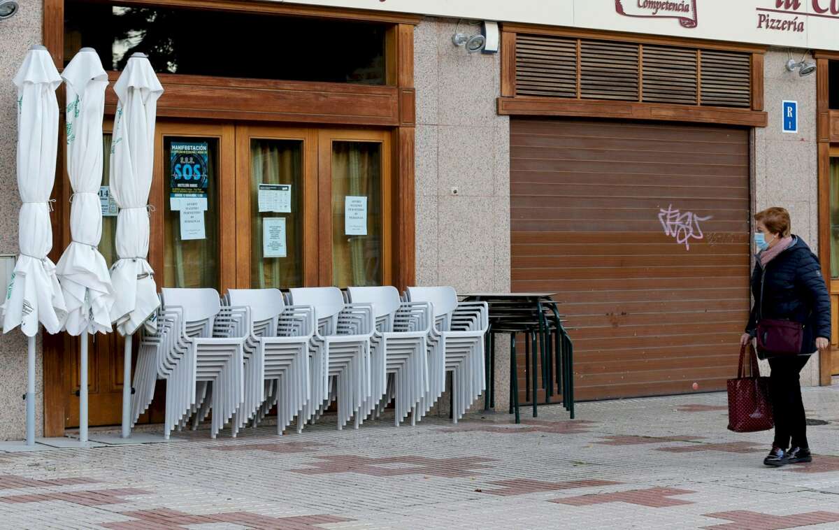 Un bar de Burgos cerrado por la crisis del coronavirus.