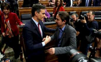 El presidente del Gobierno, Pedro Sánchez, junto a Pablo Iglesias en el Congreso de los Diputados en la sesión de investidura en enero de 2020 / EFE