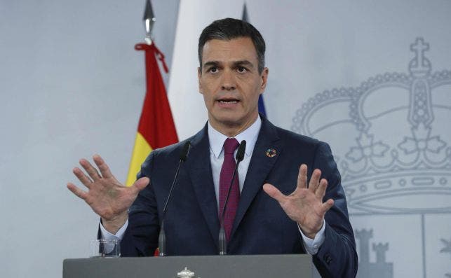 El presidente del Gobierno, Pedro Sánchez, en rueda de prensa ofrecida esta tarde en el Palacio de La Moncloa tras participar en la cumbre telemática del G20. EFE/Zipi