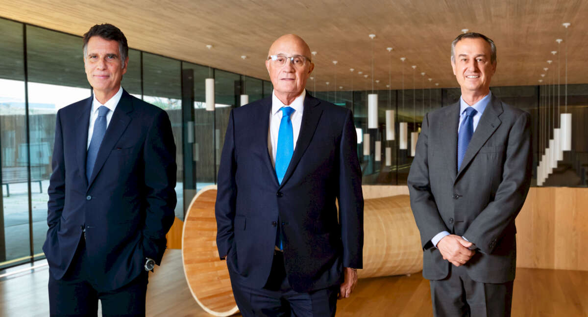 Jaume Guardiola, Josep Oliu y César González-Bueno, de Banc Sabadell