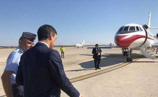 Pedro Sánchez camina hacia el Falcon del Ejército del Aire, en una imagen de archivo. EFE