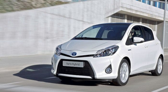 Toyota Yaris Hybrid.  Tan espacioso por dentro  como su &#039;hermano&#039; de gasolina.  Y con aspecto muy deportivo. /// Motor: híbrido gasolina-eléctrico  100 CV. /// Precio: desde 15.900  (sin ayudas estatales).   