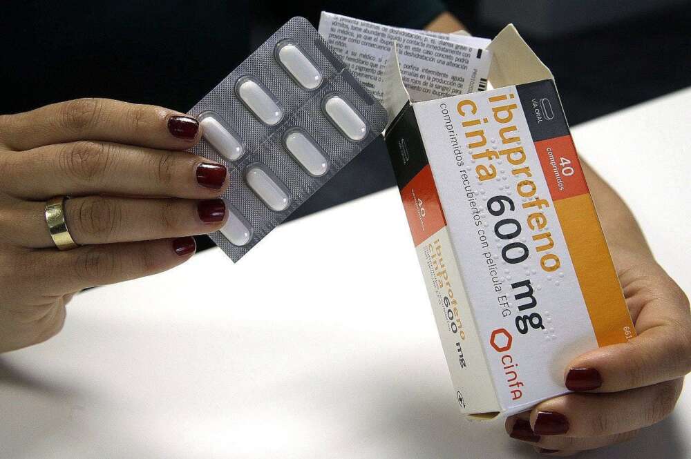 Algunos médicos apuestan por el ibuprofeno contra la covid frente al paracetamol. Foto: EFE