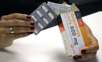 Algunos médicos apuestan por el ibuprofeno contra la covid frente al paracetamol. Foto: EFE