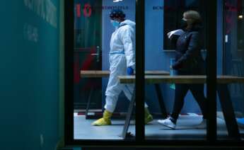 rofesionales sanitarios atienden a pacientes en el centro especializado en pacientes con clara sintomatologia covid del barrio de Gracia de Barcelona. EFE/Enric Fontcuberta