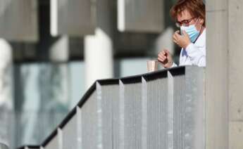 Una sanitaria toma un café durante su descanso en el Hospital del Mar que se encarga de combatir la pandemia de coronavirus. EFE/Alejandro García.