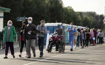 Personas hacen fila para recibir la vacuna contra la covid-19 en Disneyland, de Anaheim, California, este 13 de enero de 2021. EFE/Etienne Laurent