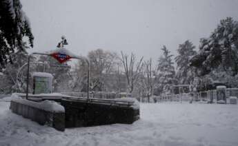 Entrada a la estación de metro Vicente Aleixandre cubierta de nieve en Madrid, este sábado./ EFE