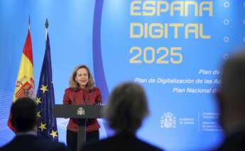 La vicepresidenta económica del Gobierno español, Nadia Calviño, da un discurso durante el acto de presentación de los Planes de Digitalización de Pymes, Competencias Digitales y Digitalización de la Administración Pública, este miércoles, en el Palacio de la Moncloa. EFE/David Fernández