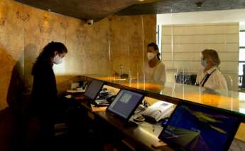 Unos clientes llegan a un hotel de Barcelona.EFE/ Enric Fontcuberta/Archivo