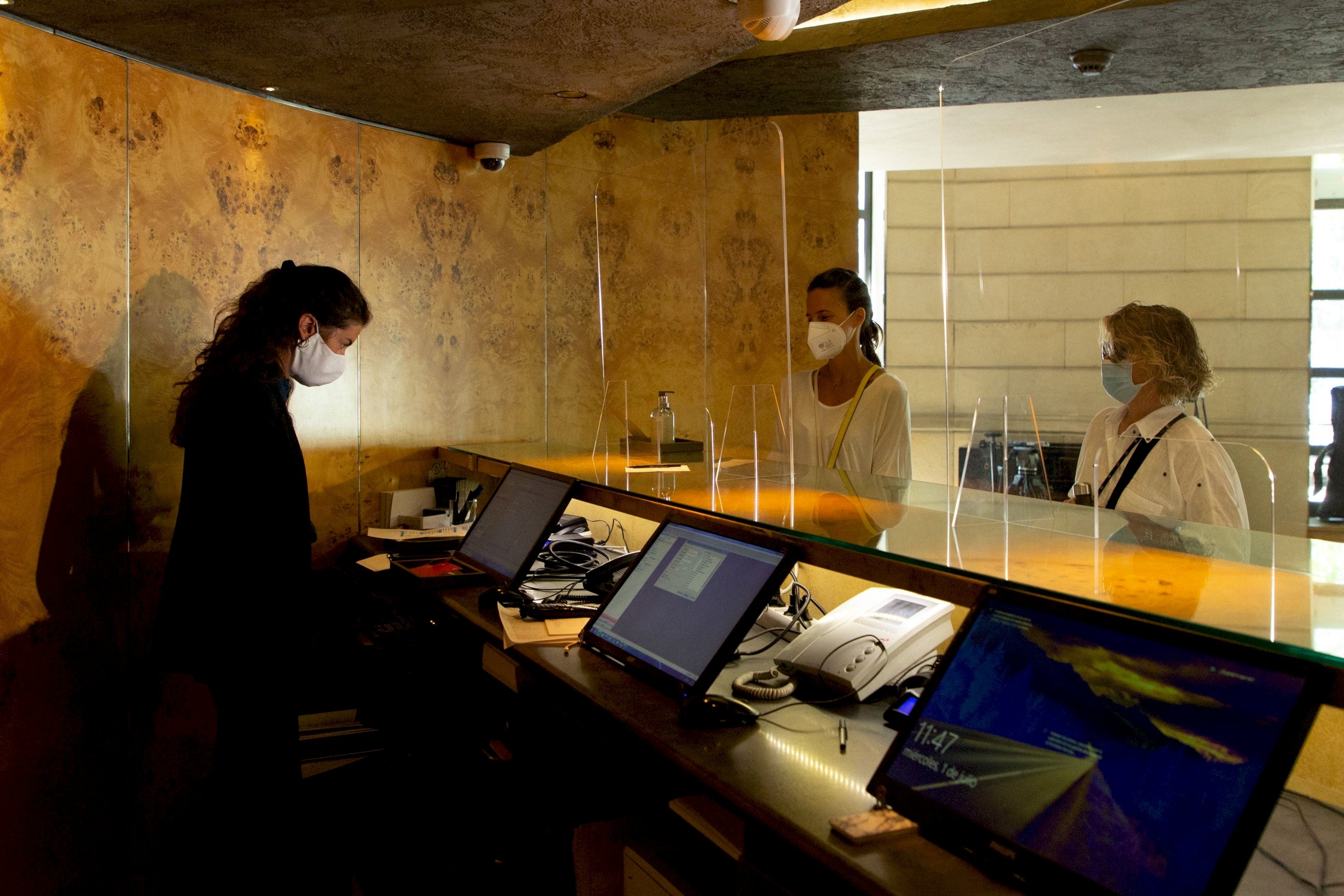 Unos clientes llegan a un hotel de Barcelona.EFE/ Enric Fontcuberta/Archivo