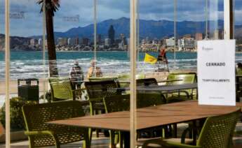 Uno de los restaurantes de la playa de Levante de Benidorm cerrado por las restricciones por covid. EFE/Manuel Lorenzo