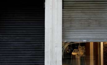 Sillas recogidas en un restaurante de Valencia afectado por las restricciones del coronavirus. EFE/Ana Escobar