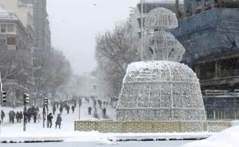 Vista de la calle Génova desde el Paseo de la Castellana de Madrid, este sábado, cubierto de nieve tras el paso de la borrasca Filomena. EFE/Ballesteros