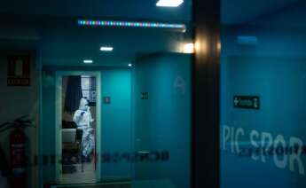 Un profesional sanitario en el centro especializado en pacientes con clara sintomatologia covid del barrio de Gracia de Barcelona. EFE/Enric Fontcuberta