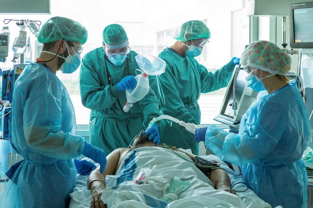 Profesionales del personal sanitario de las UCI del Hospital Universitario de Bellvitge durante la tercera ola. EFE/Enric Fontcuberta