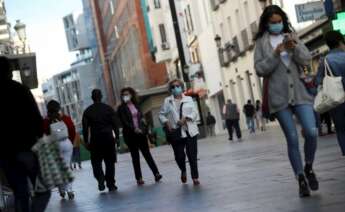 Ciudadanos pasean por las zonas comerciales del centro de Madrid. / EFE - David Fernández