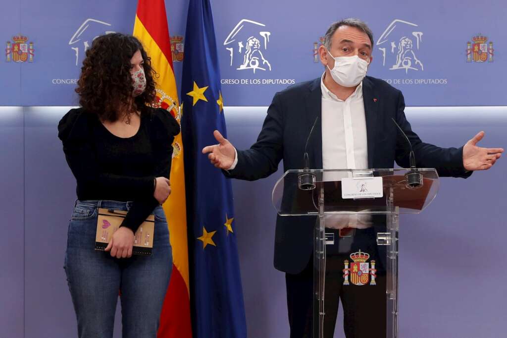 Los diputados de Unidas Podemos Sofía Castañón y Enrique Santiago dan una rueda de prensa este miércoles en el Congreso de los Diputados para explicar el plan de trabajo que registra Unidas Podemos para la Comisión de investigación sobre la trama Kitchen. EFE/J.J. Guillén