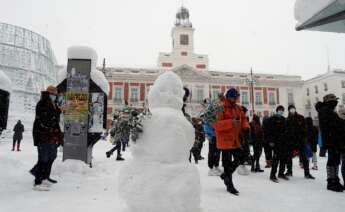 Nieve en la puerta del Sol, en Madrid, este sábado en el que la península sigue afectada por el temporal Filomena que deja grandes nevadas y temperaturas más bajas de lo habitual que bajarán drásticamente los próximos días. EFE/Kiko Huesca