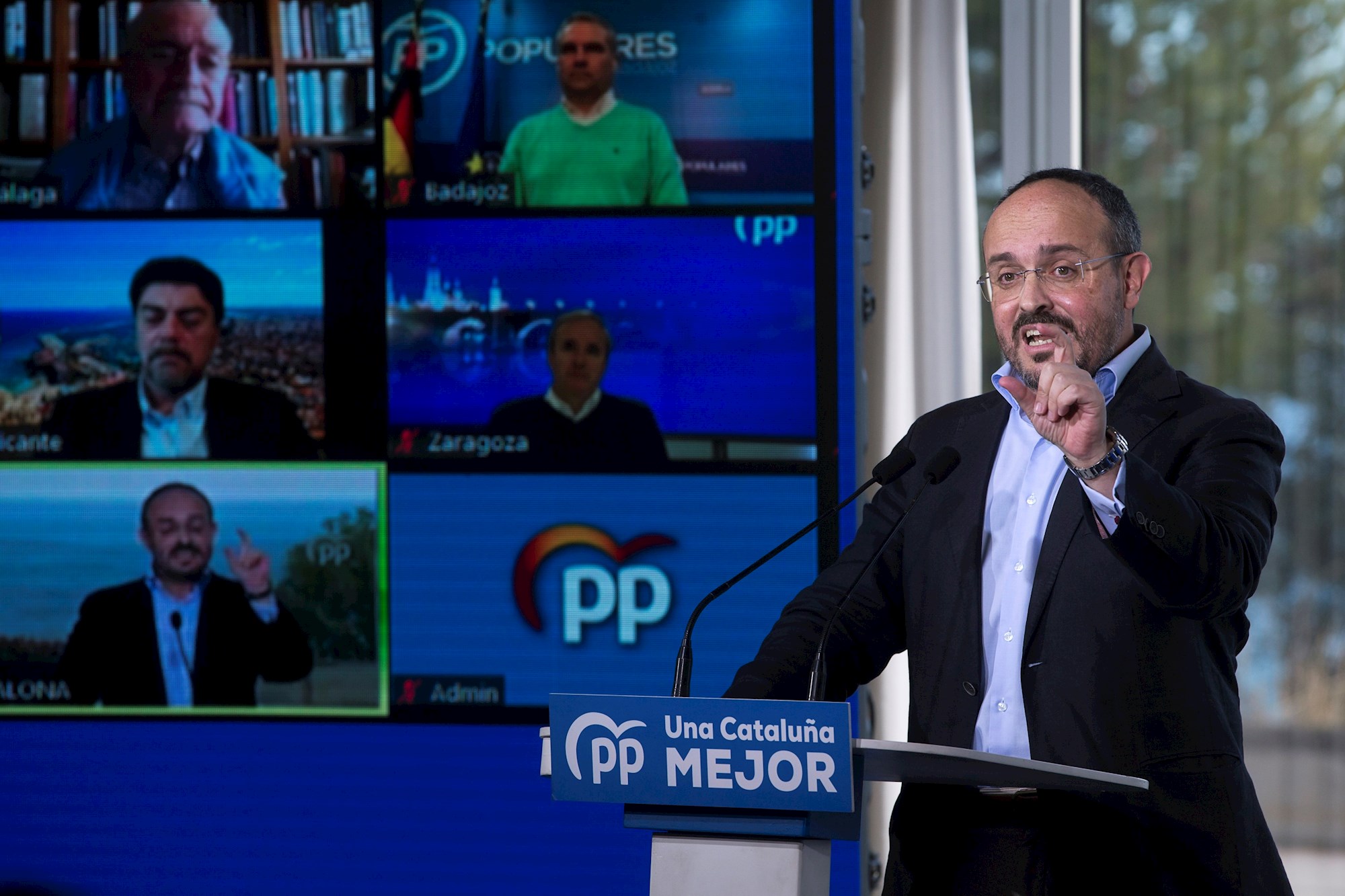 El candidato del PPC a la Generalitat, Alejandro Fernández, interviene este domingo en un acto en Badalona de cara a las elecciones catalanas del próximo 14 de febrero. EFE/Quique Garcia