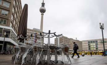 La plaza de Alexanderplatz, en Berlín, prácticamente vacía, el 6 de enero de 2021, durante el confinamiento por la segunda ola de coronavirus en Alemania | EFE/EPA/HJ