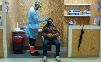 Un trabajador sanitario realiza una prueba PCR. EFE/ Brais Lorenzo/Archivo