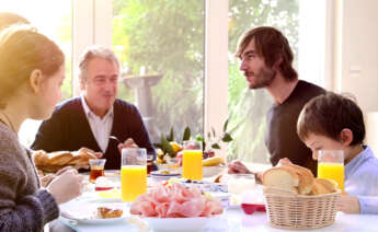 Familia a la mesa