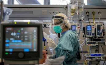 Una profesional sanitaria trabaja en la UCI del Hospital Vall d'Hebron de Barcelona. EFE/Alberto Estévez/Archivo