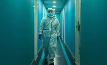 Un profesional sanitario en el centro especializado en pacientes con clara sintomatologia covid del barrio de Gracia de Barcelona. EFE/Enric Fontcuberta