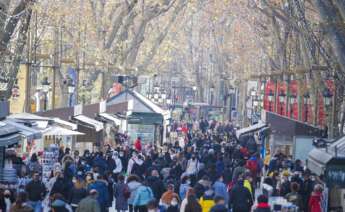 La Rambla de Barcelona durante una jornada de fin de año. El riesgo de rebrote se ha disparado a 500 en Cataluña el 4 de enero de 2020 | EFE/AG/Archivo