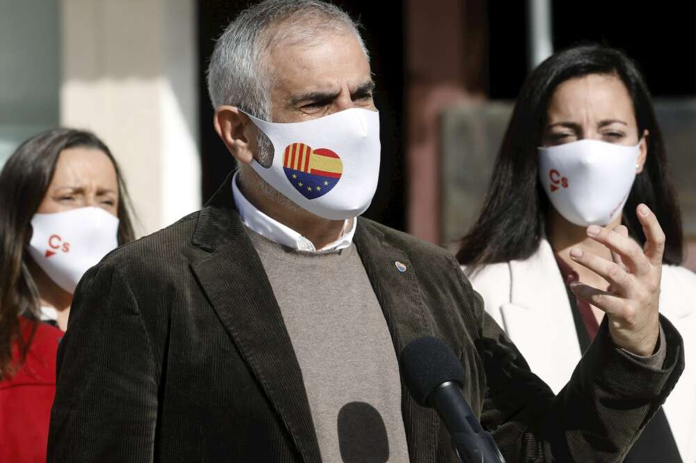 El candidato de Ciudadanos a la presidencia de la Generalitat, Carlos Carrizosa, en rueda de prensa. EFE/Andreu Dalmau